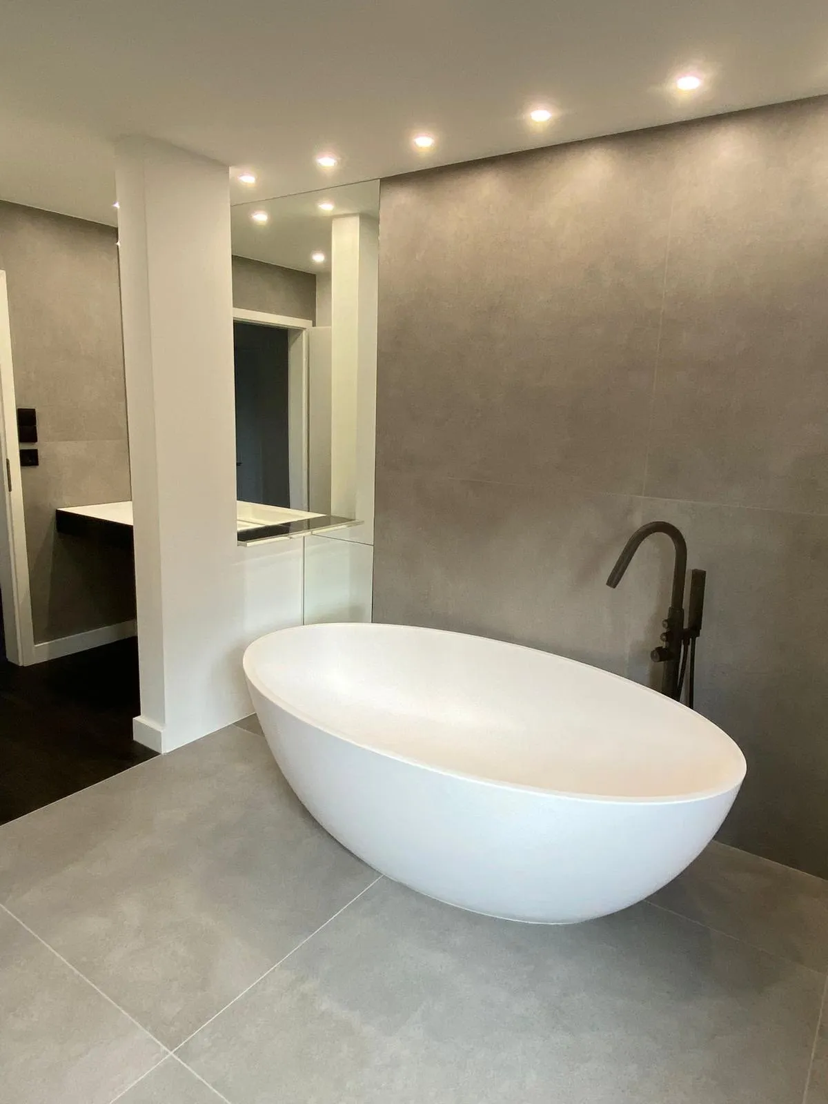 Freistehende ovale Badewanne mit Doppelwaschtisch