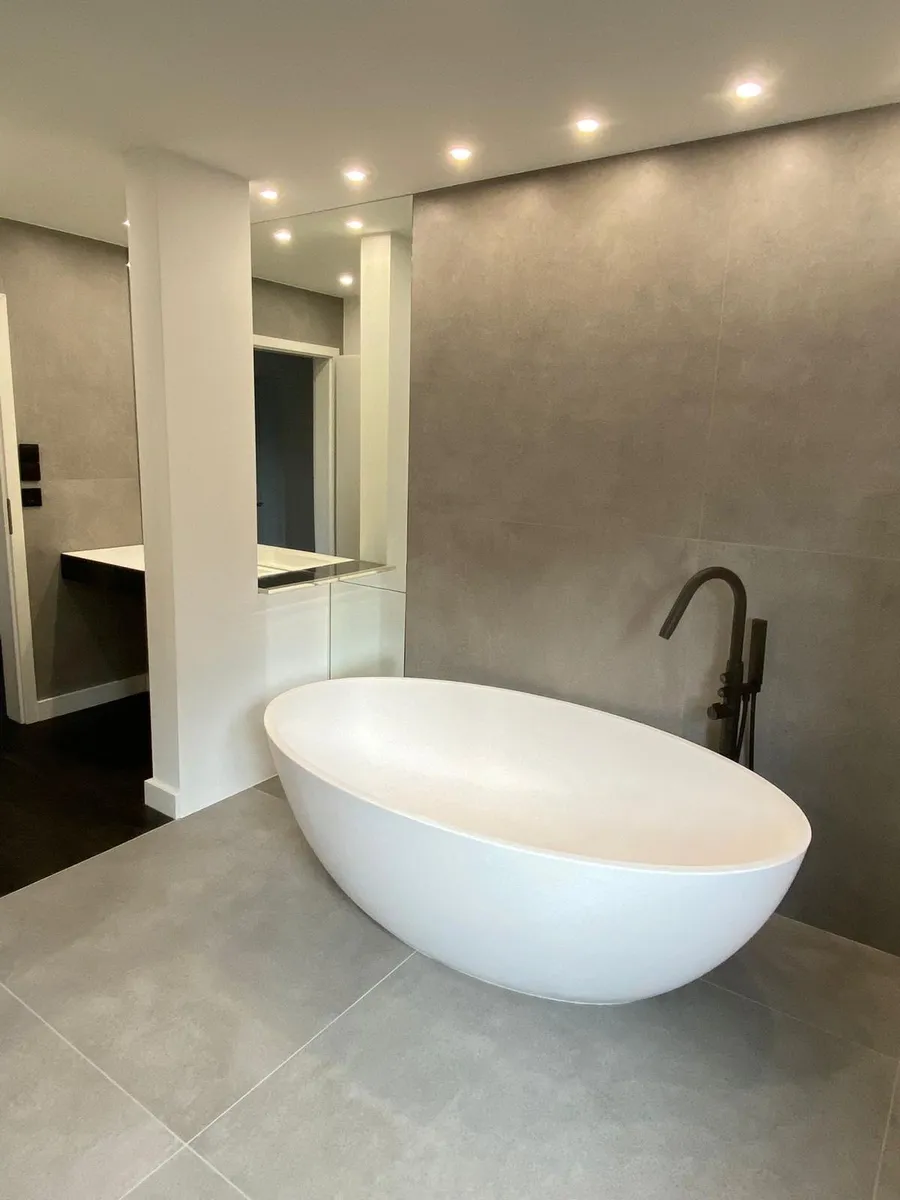 Freistehende ovale Badewanne mit Doppelwaschtisch