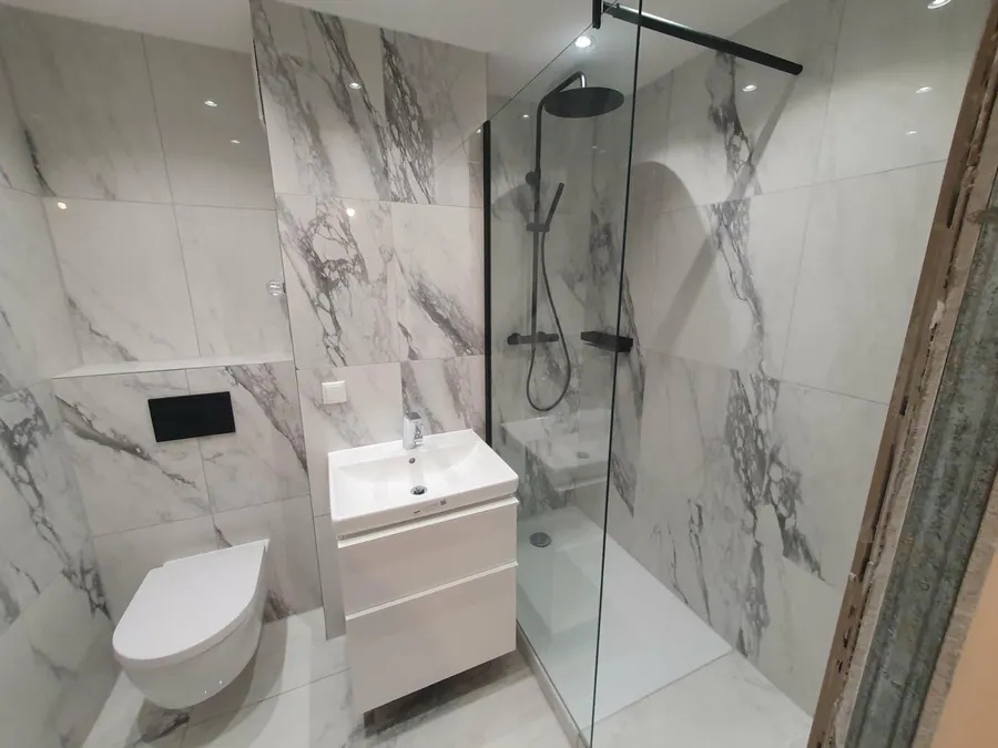 Bad in Marmoroptik mit Dusche und Waschtisch