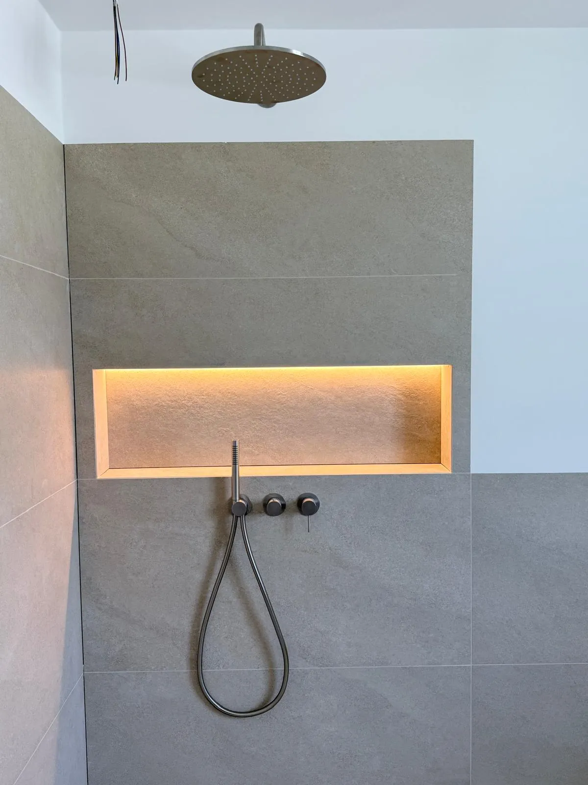 Dusche mit Nische und schwarzen Armaturen