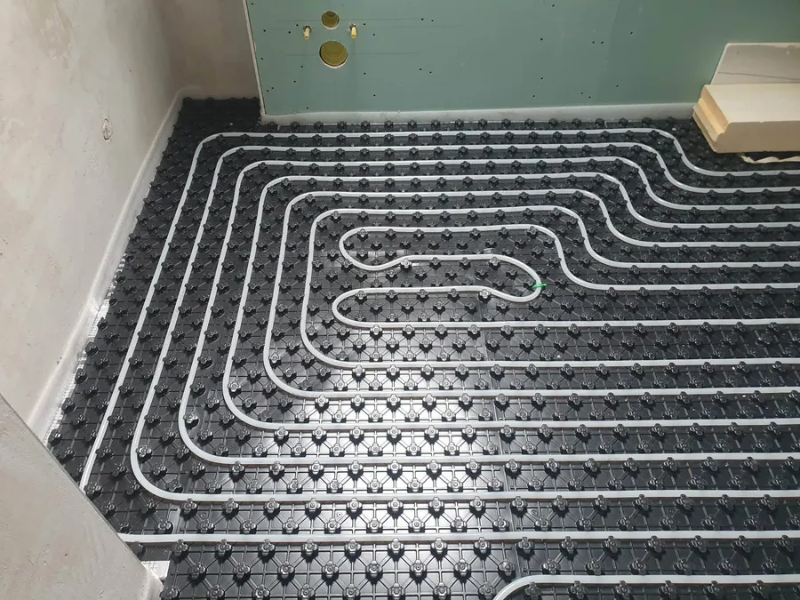 Fußbodenheizung in einem Bad mit vorbereiteter Vorwandinstallation