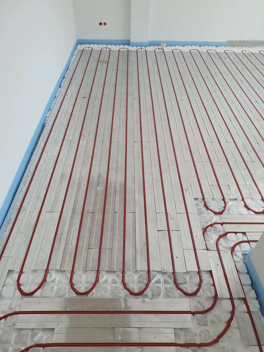 Heizrohre in Wärmeleitblechen mit Umlenkbögen im Trockenbausystem