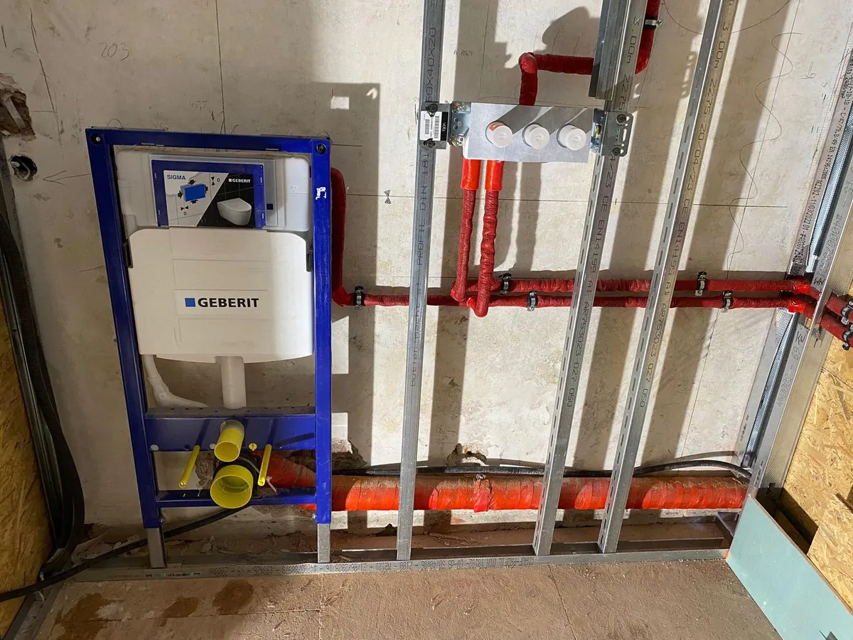 Vorwandinstallation mit Geberit Spülkasten und neu verlegten Rohrleitungen