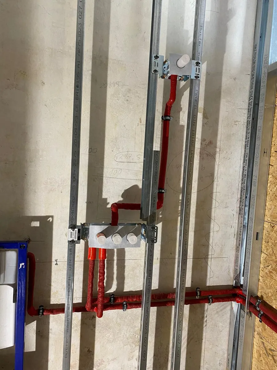 Sanitärleitungen an einer Ständerwand im Rohbau