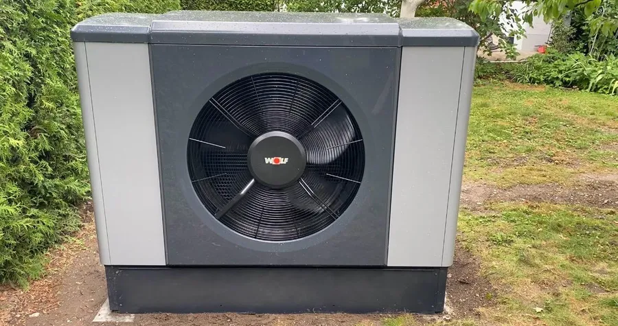 Wärmepumpe im Garten aufgestellt