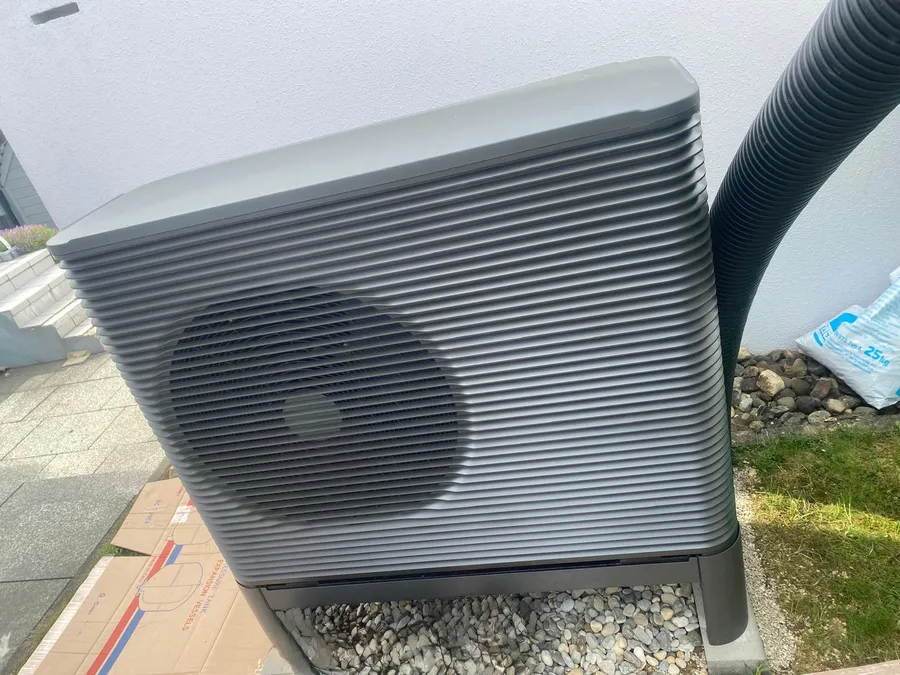 Außengerät einer Wärmepumpe im Detail
