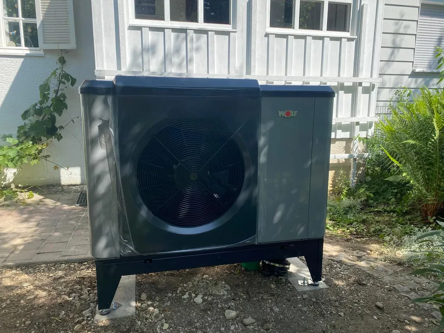 Wärmepumpe im Außenbereich eines Wohnhauses
