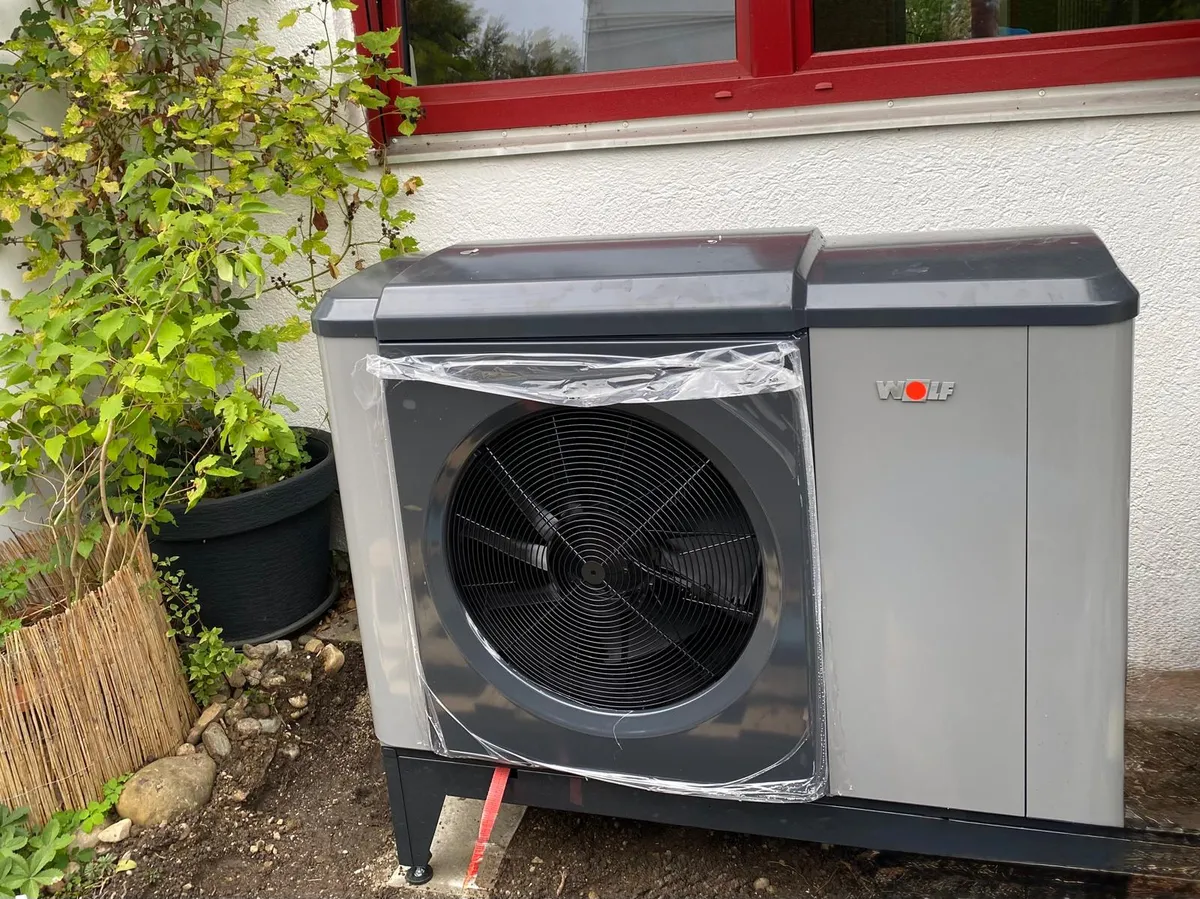 Außengerät einer Luft-Wasser-Wärmepumpe an einem Wohnhaus